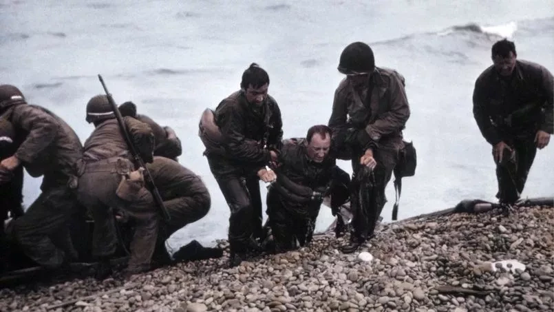 6 juin 1944 2 soldats us aident un naufragé omaha beach (rue des archives BCA)