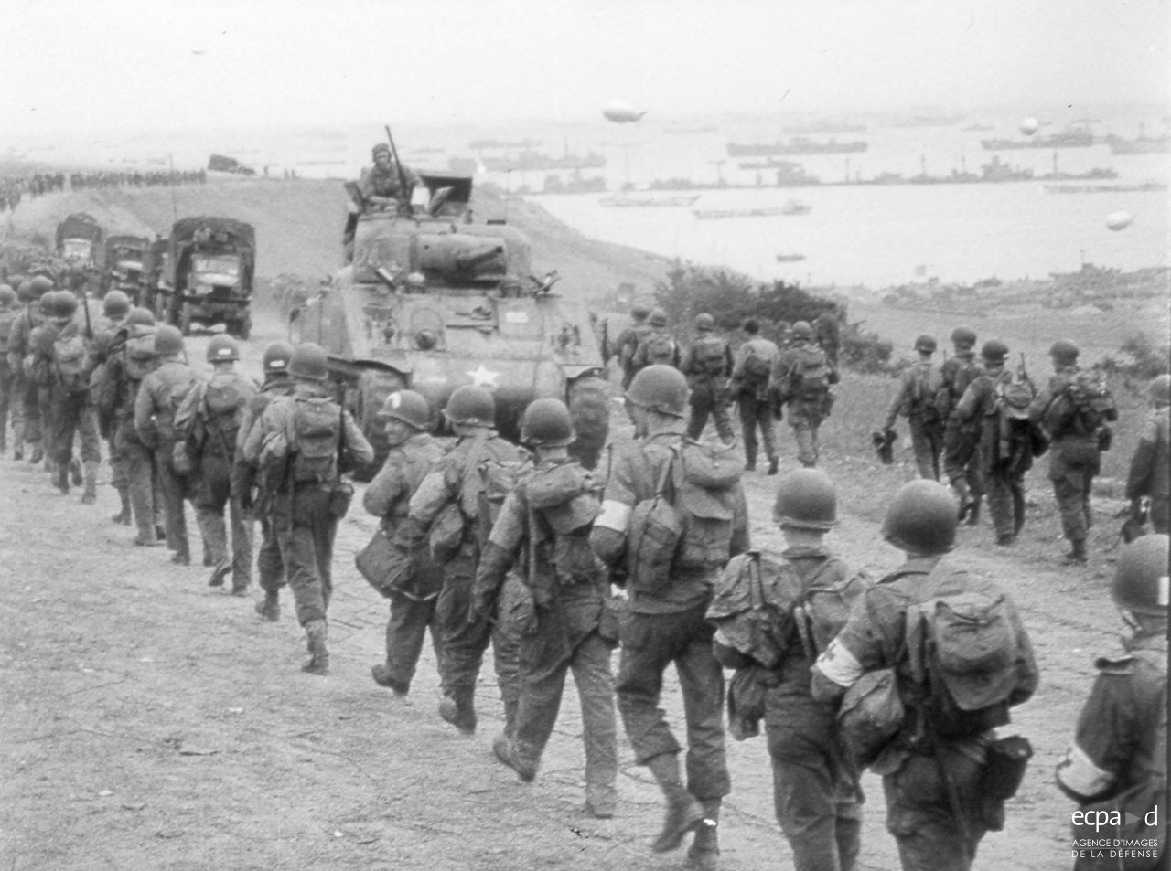 Soldats us avec chars sherman 9 juin 1944