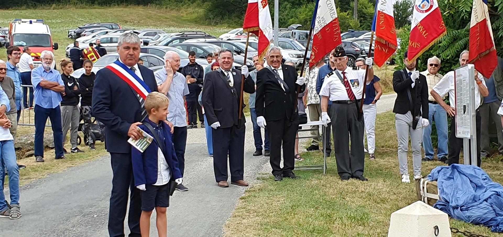 Edouardo avec M. le Maire sous les yeux des aînés